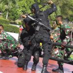 Indonesian troops drink snake blood to show military skills